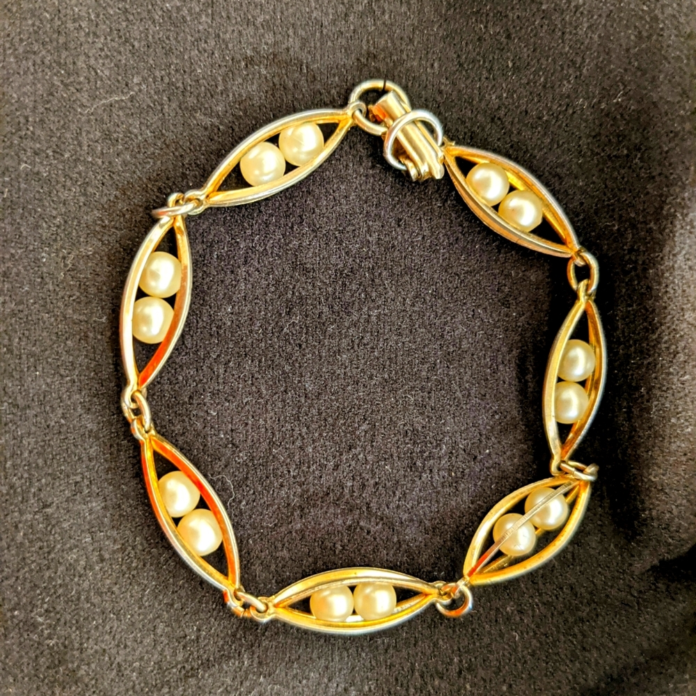 Faux Pearl and Gold 7" Bracelet NWOT
